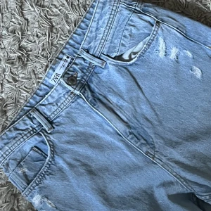 Ljusblåa jeans från zara - Skitfina ljusblå jeans från zara, storlek 40💗💗✨ nyskick och köparen står för frakt