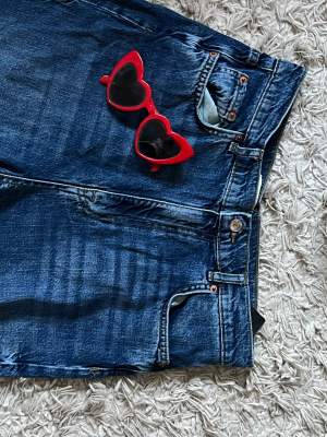 Skitfina straight jeans från zara, storkek 40 och i nyskick, ej mycket använda 💗💗✨✨köparen står för frakt 