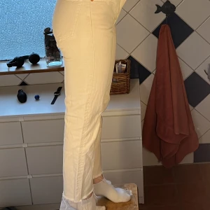 Zara jeans - Ett par jättefina beiga zara jeans som jag inte kan knäppa längre :(