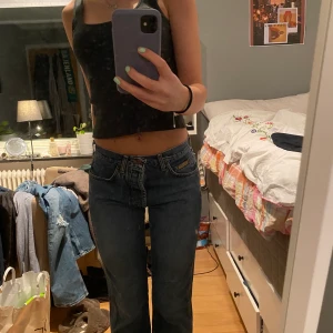 Wrangler Jeans - Säljer dessa wrangler jeans då de är lite för korta på mig. Jag är 177 så skulle nog passa på någon bara några cm kortare😊Köpta på second hand för typ 550kr! Står tyvärr ingen storlek i byxorna men jag har vanligtvis strl 36. Skriv om du vill ha fler bilder!💕