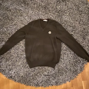 Moncler Tröja - Säljer denna moncler tröja för att jag typ aldrig har använt den. Har bara använt den en gång. Tröjan är mörkgrön och är gjord i ull. Köpte den för 4500kr på Moncler i Paris. Kvitto finns ej. 
