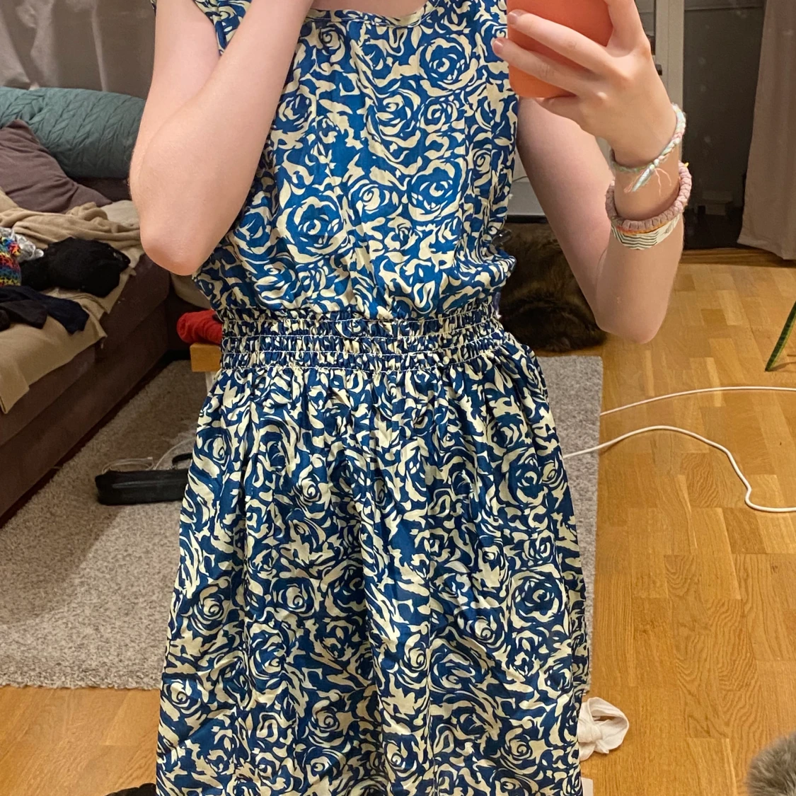 Blå och vit/gul klänning men blommönster 