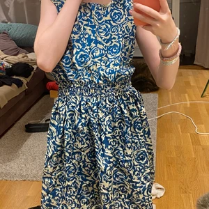 Blå och vit/gul klänning men blommönster  - En blå vit fin klänning men rosor på 🌹 super bra skick och funkar för XS-M men är S 👗 20kr+Frakt 🤍