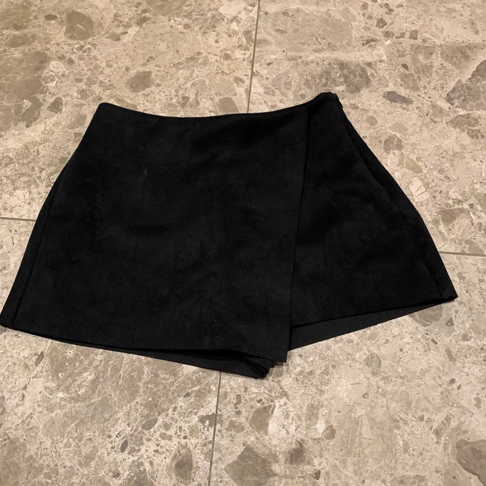 Säljer denna Shorts kjol typ för använder inte den längre är i storlek S o finns inte kvar i affären  Jätte fin ser ut som en kjol men det är shorts!🫶🏻. Shorts.
