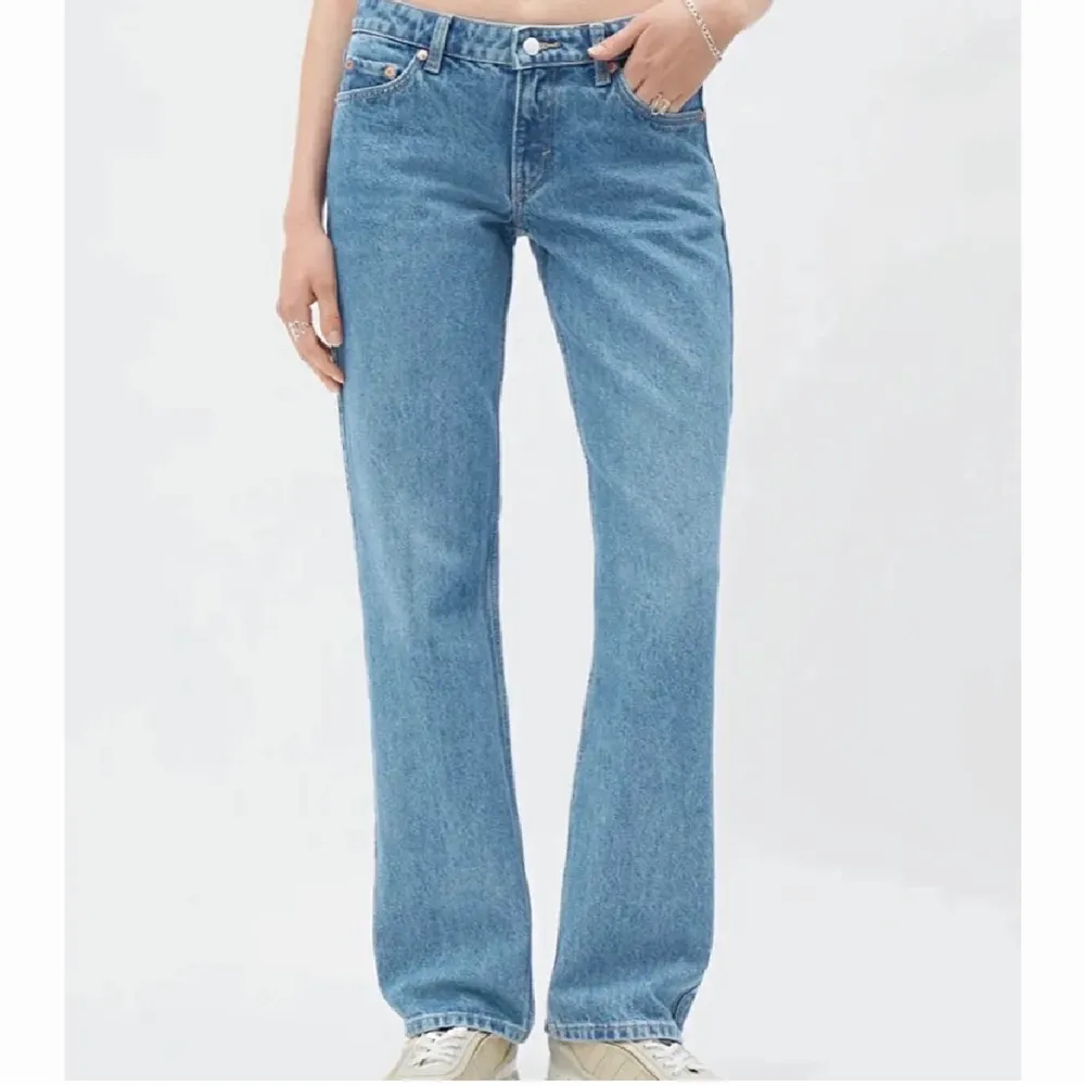Weekday Low arrow jeans som nästan är helt oanvända 💞 Köpta för 700. Jeans & Byxor.