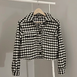 Jacka med hundtandsmönster  - Jacka från H&M med hundtandsmönster. Knappt använd, superfint skick! Storlek 34 men är lite oversize, boxig i modellen.