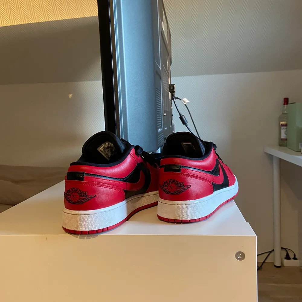 Säljer syrrans air Jordan 1 low reverse bred strl 38.5 som är i nyskick. Endast använda ett fåtal gånger. . Skor.