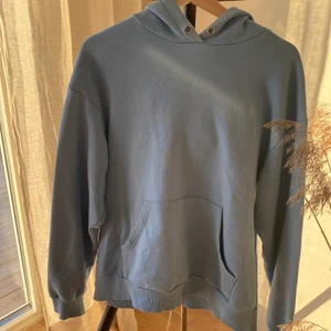 Hoodie - Blå hoodie från monki i storlek s. Bra skick! Nypris 250kr