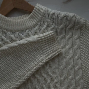 Finstickad tröja  - Finstickad tröja från ASOS i storlek 34. Boxig passform, perfekt över en sommarklänning eller till hösten. Hög krage. Gräddvit i färgen.