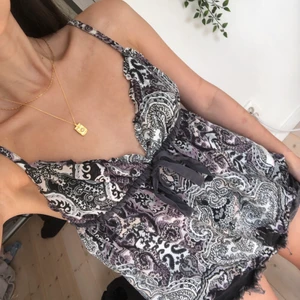 odd molly linne topp - jättesöt topp från odd molly, superfint skick, frakt 26kr, packar och postar efter betalning💓