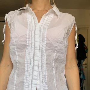 Essentiel Antwerp topp/blus strlk 40/M/S - Säljer denna blus/topp från Essential Antwerp! Storleken är 40/M/S och den är i bra skick. Frakt 51kr men kan även mötas upp💞⭐️