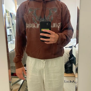 Hoodie - Snygg och skön hoodie i bra skick i strl M. Inte använd myxket alls, säljer pga överskott på kläder just nu:)