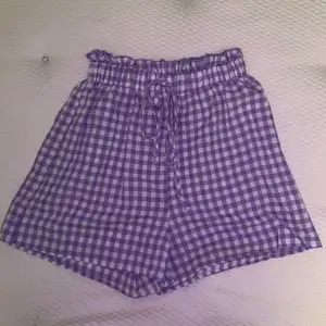 Lila rutiga shorts i storlek M från shein, aldrig använd.