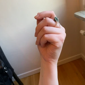 Ring med Sten  - Söt ring med grön/turkos Sten🖤 Man kan forma om till sin egen strl! Jag gör även andra färger på stenar  om man vill beställa det❤️