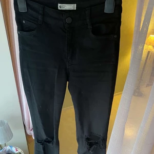 Gina bootcat jeans med hål strlk xs  - Använd några gånger 