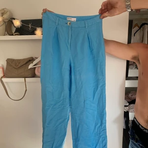 Blå linnebyxor från berskha - Bra cond, använda fåtal gånger! Strl 36. Normallånga, lite korta för mig, är 175cm