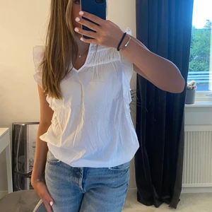 vit blus  - En superfin vit blus med volang vid ärmarna, funkar till alla tillfällen!  Skickar spårbar frakt💗
