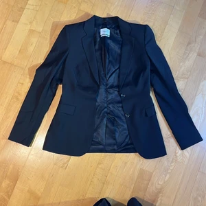 Klassisk svart Filippa K kavaj - Oanvänd svart Filippa K kavaj i storlek small. Sitter fint och passar till allt.