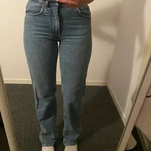 Mid waist jeans från zara strl 38. Använda men inte mycket. Säljer då dom sitter för tajt på mig 