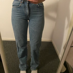 Zara jeans strl 38 - Mid waist jeans från zara strl 38. Använda men inte mycket. Säljer då dom sitter för tajt på mig 