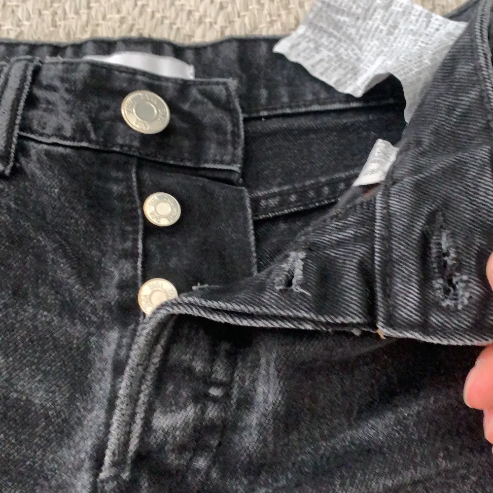 Säljer dessa trendiga gråa mid rise jeans från zara i storlek 32! Säljer pga att dom är för små💕 hela längden på jeansen är 102 cm💕 skriv till mig om ni vill ha mer bilder elr mått! . Jeans & Byxor.