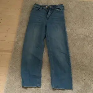 Ett par jättefina vida blåa jeans i stl 158. Säljer för att den har blivit för små. Byxorna är använda ett fåtal gånger💙