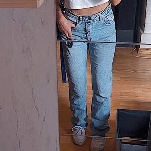 Fina jeans från stradivarius, storlek xs, låg midja med lite utsvängda ben. Jättefint skick!