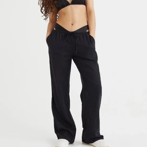 Linnebyxor - Säljer mina linnebyxor då de var lite korta på mig som är 166 sprättade upp de så de blev lite längre men skulle nog säga att de passar nån som är runt 160❤️köparen står för frakten