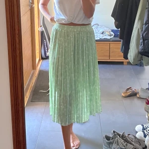 Kjol - Blommig pressvecks kjol i bra skick