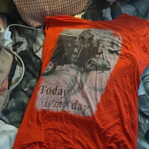 Röd tröja - En röd  tröja som ja inte använder pågrund av att den e för liten, Den har lite hål.