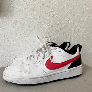 Nike skor.  - Byter gärna plagg. ♻️ Betalning via Swish, frakt tillkommer.💌