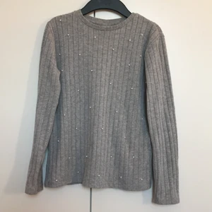 Grå tröja  - En grå tröja för barn i jätte bra skick.