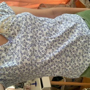 blommmig tröja - Fin blå blommig tröja💓