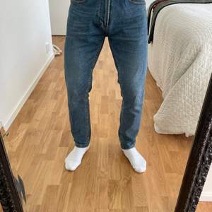 Säljer ett par helt oanvända jeans från Zara, i storlek S. 
