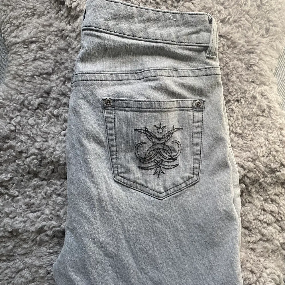 Gråa jeans, vet inte vilken storlek men passar mig som brukar ha 40 :) köpare står för frakt 📦 . Jeans & Byxor.