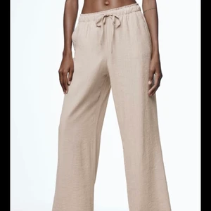 Byxor  - Säljer dessa ”linnebyxor ” från zara i storlek M ! Långa för mig som är 170 , säljer för 200 kr + frakt ( tryck inte på köp direkt ) 😊