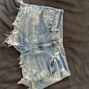 Jeans shorts.  - Skit snygga lågmidjade jeans shorts som inte passar mig tyvärr. Skulle säga att det passar någon med xs-s. Finns inte att köpa längre