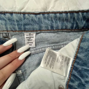 Jeans - Lågmidjade girlfriendes jeans Vet ej varifrån, skulle gissa hm eller Gina  Skriv i pm vid frågor💗