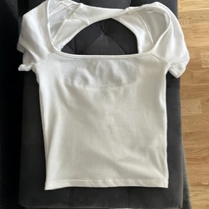 Vit topp - Intresse koll!  Vill se om nån är intresserad av denna vita topp från Gina tricot. Köpte den för några dagar sen så lappen är kvar.
