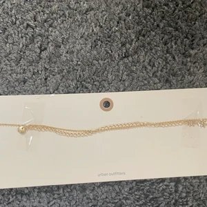 Guldigt Belly Chain  - Säljer ett guldigt belly chain med fjärilar på, från Urban Outfitters. Kedjan är lång med många spännen. Aldrig använd då det är för stort för min midja. Ordinarie pris 90kr då jag köpte på rea. Köparen står för frakten. Frakt kan diskuteras.