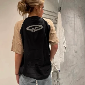 Oversized t-shirt - Obs! Bilderna ovan är lånade från förra ägare. Köpt här på Plick och säljs pga att den inte kommer till användning. Jätte fin och i bra skick! Om många är intresserade startar jag budgivning. TRYCK INTE PÅ KÖP DIREKT 💕