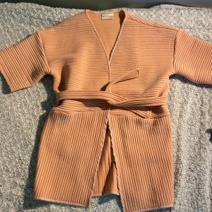 Kofta/ kimonokofta - Säljer nu denna fina koftan från Milk Copenhagen och den är nästan alldrig använd. Den är i storlek 146-152 men skulle säga att den är som en S eller M.