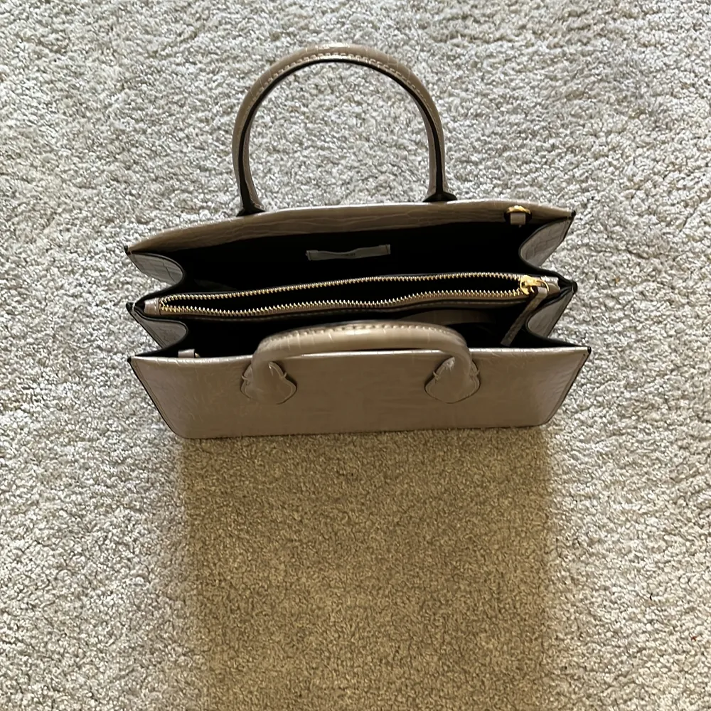 En fin grå handväska från 2018. Får plats med mycket💘. Väskor.