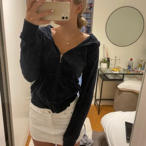 Marinblå zipper - Juicy couture liknande ziphoodie från Cubus i strlk XS. Jätteskön och så fin men får ingen användning av den! Köparen står för frakt