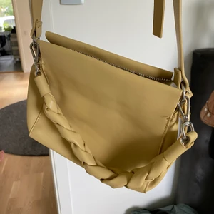 Gul väska - Fin gul väska från hm. Använd fåtal gånger.