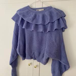 En så fin och skön stickad tröja från Zara i storlek M. Fin blå färg med volang detalj! Älskar även att ärmarna!💘