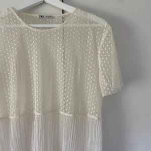 Prickig topp - Denna söta see through toppen är från zara i storlek L vilket gör att den blir perfekt o ha över ett linne elr liknande. Köparen står för frakten utöver det angivna priset💖