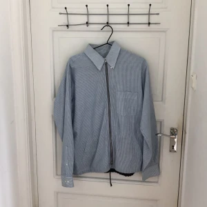 Oanvänd skjorta från beyond Retro - Verklgien en jättefin skjorta som jag köpt på Beyond Retro men tyvärr aldrig kommit till användning. Tanken var att jag skulle använda den med en bikini under när jag skulle segla men det blev ingen segling :( 🤍