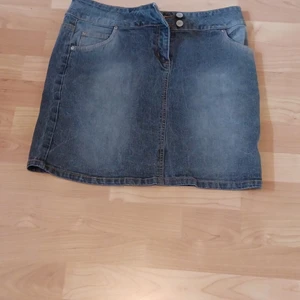 Jeanskjol - Sparsamt använd 