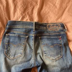 Säljer dessa superfina lågmidjade replay jeans då dom tyvärr inte passar längre💕 